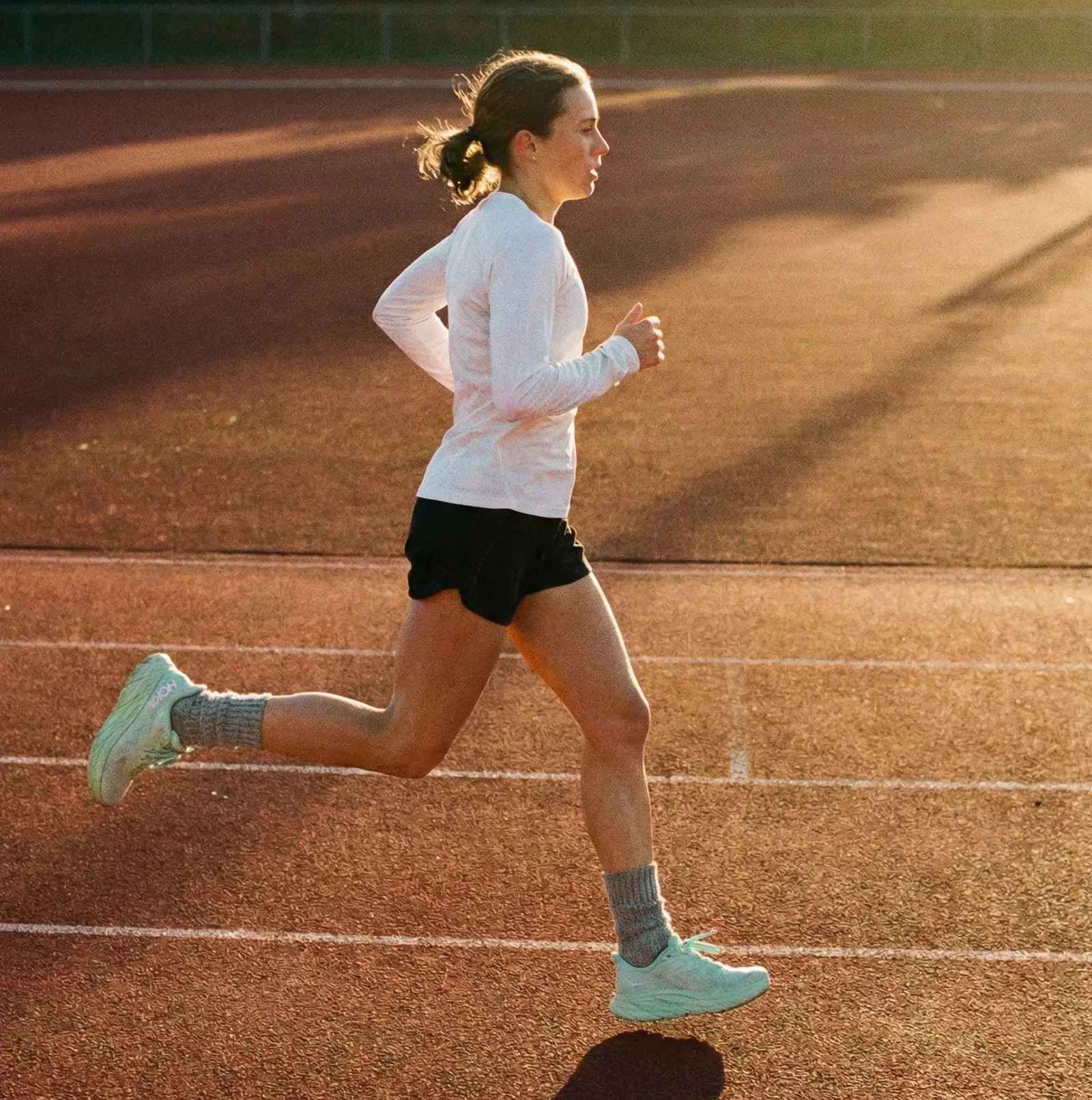 Une coureuse sur une piste d'athlétisme